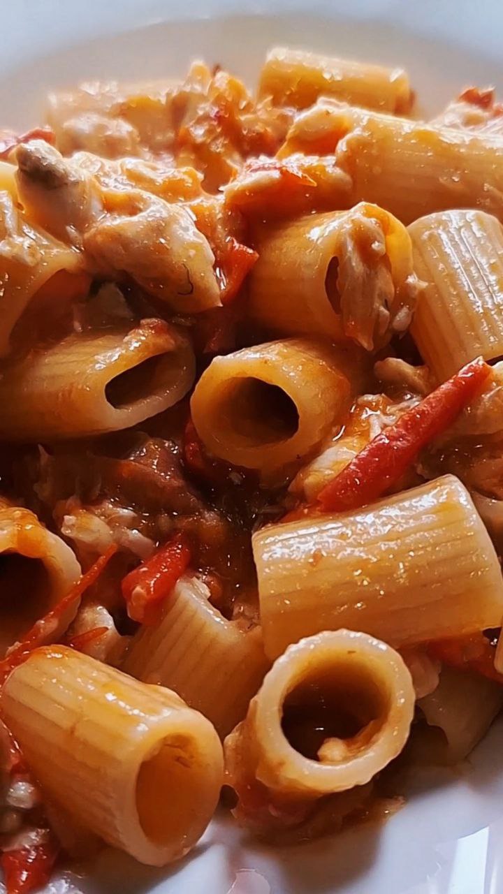 Pasta al merluzzo con pomodorini e olive